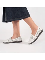 Krásne dámske biele topánky na podpätku bez podpätku Krásne dámske biele topánky na podpätku bez podpätku