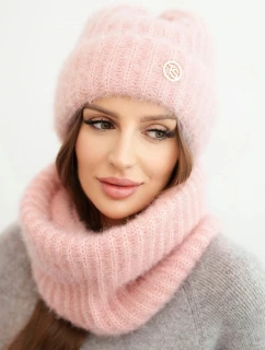 Dámska zimná čiapka a šál s ozdobným emblémom čierna