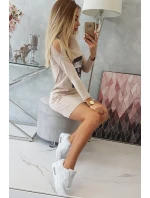 Rukoväť s béžovými šatami s potlačou