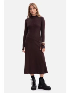 B299 Rebrované midi šaty s asymetrickým pásom - tmavá čokoláda