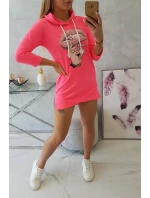 Šaty s dlhším chrbtom a farebnou potlačou ružovej neónovej farby Šaty s dlhším chrbtom a farebnou potlačou ružovej neónovej farby