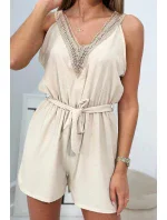 Krátky overal s ozdobnou čipkou béžovej farby