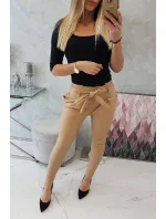 Kožené nohavice zaväzované vpredu v béžovej farbe Kožené nohavice zaväzované vpredu v béžovej farbe