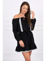 Šaty s otvorenými ramenami a čipkou čiernej