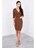 Priliehavé šaty s výrezom pod prsiami hnedej farby