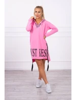 Svetloružové šaty s kapucňou a potlačou