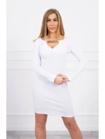 Šaty so zlatou retiazkou biele