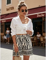 Dámske letné šortky s viazaním a čierno-bielou potlačou FashionStreet SY0541 Dámske letné šortky s viazaním a čierno-bielou potlačou FashionStreet SY0541