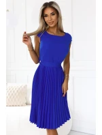 311-16 LILA Plisované šaty s krátkymi rukávmi a opaskom - CHABROW