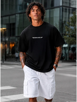 Pánske tričko oversize s nápisom NEVER GIVE UP čierne FashionStreet NX1041R Pánske tričko oversize s nápisom NEVER GIVE UP čierne FashionStreet NX1041R