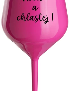 NEČUM A CHLASTEJ! - růžová nerozbitná sklenice na víno 470 ml