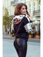 Dámska blúza / mikina s klokaním vreckom a kapucňou v čiernej farbe s farebnými vsadkami 279-3 Dámska blúza / mikina s klokaním vreckom a kapucňou v čiernej farbe s farebnými vsadkami 279-3