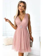 525-2 OLGA tylové šaty s výstrihom a ozdobnou sponou - BRUCE PINK 525-2 OLGA tylové šaty s výstrihom a ozdobnou sponou - BRUCE PINK