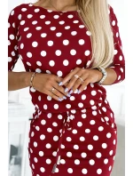 13-156 Športové šaty s viazaním a vreckami - bordové s hráškom 13-156 Športové šaty s viazaním a vreckami - bordové s hráškom