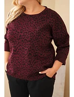 Dámska blúzka vo veľkosti Plus Size s leopardím vzorom a predĺženým zadným dielom v bordovo-červenej farbe Dámska blúzka vo veľkosti Plus Size s leopardím vzorom a predĺženým zadným dielom v bordovo-červenej farbe