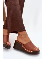 Dámské nazouváky na platformě se zlatými přezkami camel Arionne