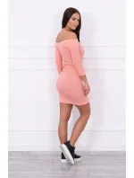 Pruhované vypasované šaty v marhuľovej farbe