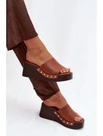 Dámské nazouváky na platformě se zlatými přezkami camel Arionne