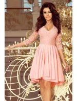 Dámske šaty v pastelovo ružovej farbe s dlhším zadným dielom as čipkovaným výstrihom model 7248157 Dámske šaty v pastelovo ružovej farbe s dlhším zadným dielom as čipkovaným výstrihom model 7248157