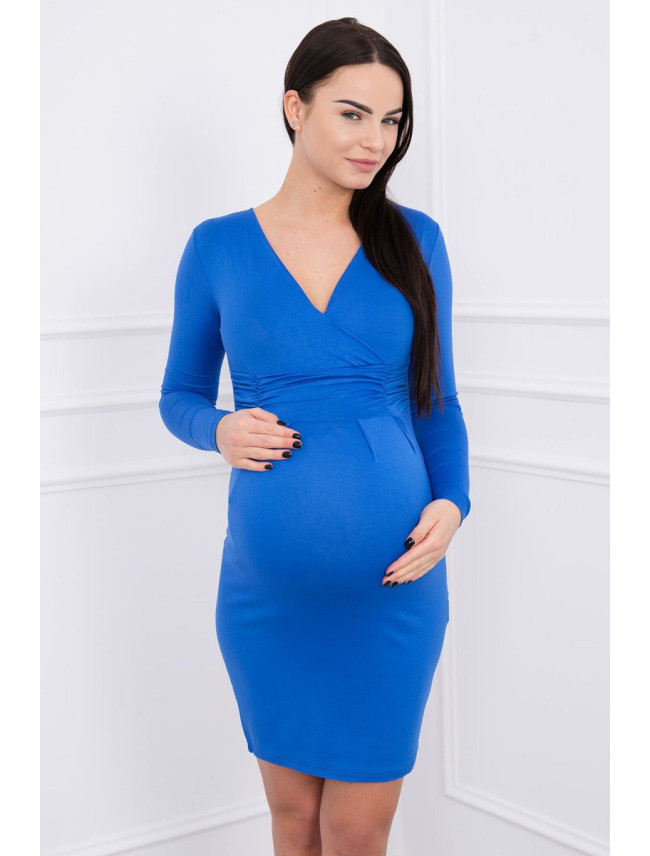 Priliehavé šaty s rozparkom pod prsiami v chrpovo modrej farbe