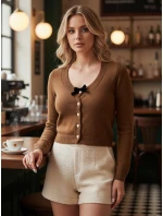 Dámsky krátky sveter s mašľou LAMURE hnedý FashionStreet MY2472 Dámsky krátky sveter s mašľou LAMURE hnedý FashionStreet MY2472