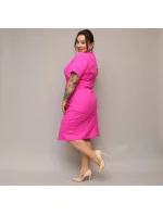 Dámske skladané obálkové šaty po kolená vo fuchsiovej farbe (743)