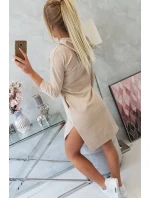 Šaty s dlhším chrbtom a farebnou potlačou béžovej farby