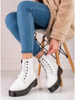 Vynikajúce dámske biele členkové topánky na plochom podpätku