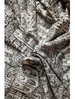 Teplý dámsky prehoz s kapucňou, vreckami a vzorom "mesto" model 6376504 Teplý dámsky prehoz s kapucňou, vreckami a vzorom "mesto" model 6376504