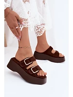 Dámske sandále na platforme so zlatými prackami a imitáciou semišu Hazelia Chocolate Dámske sandále na platforme so zlatými prackami a imitáciou semišu Hazelia Chocolate