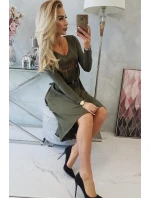 Šaty s ozdobným pásikom a khaki nápisom