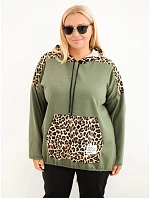 Dámska mikina Plus Size z viskózy s kapucňou a leopardovými vložkami v khaki farbe Dámska mikina Plus Size z viskózy s kapucňou a leopardovými vložkami v khaki farbe