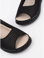 Krásne čierne sandále pre ženy bez podpätku