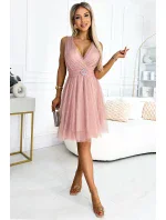 525-2 OLGA tylové šaty s výstrihom a ozdobnou sponou - BRUCE PINK 525-2 OLGA tylové šaty s výstrihom a ozdobnou sponou - BRUCE PINK