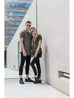 Build your Brand BY 028 Pánske tričko „Shaped Long“ 56.0028 olivová