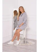 Šedé šaty s kapucňou