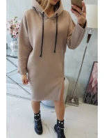 Šaty s kapucňou a bočným rázporkom tmavo béžové Šaty s kapucňou a bočným rázporkom tmavo béžové