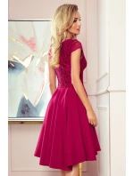 PATRICIA Dámske šaty vo vínovej bordovej farbe s dlhším zadným dielom a čipkovým výstrihom 300-4