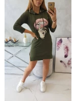 Šaty s dlhším chrbtom a farebnou khaki potlačou