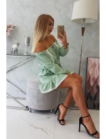 Šaty s odhalenými ramenami a čipkou svetlo zelenej farby