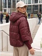 Krátka dámska prešívaná bunda s kapucňou v bordovej farbe FashionStreet TY5763