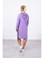 Šaty s kapucňou a fialovou potlačou