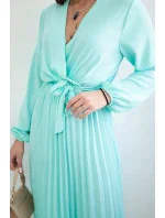 Šaty s viazaným plisovaným lemom svetlej mentolovej farby