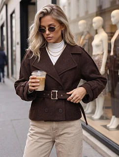 Krátky dámsky dvojradový kabát s opaskom v čokoládovej farbe FashionStreet NY0792