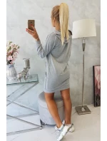 Šedé šaty s kapucňou