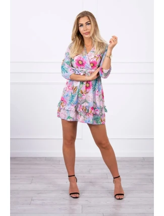 Kvetinové šaty s viazaním v páse vo fialovej farbe