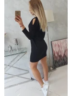 Šaty s 3D grafikou a ozdobnými volánikmi čiernej farby