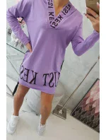 Šaty s kapucňou a potlačou fialovej