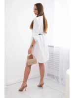 Šaty s dlhším zadným dielom a pásom ecru