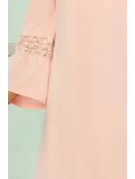 Dámske šaty v pastelovo ružovej farbe s čipkou na rukávoch model 5917659